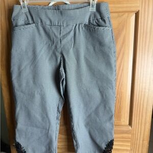 Stylish Women’s Dress Checkered Capris with Lace Trim